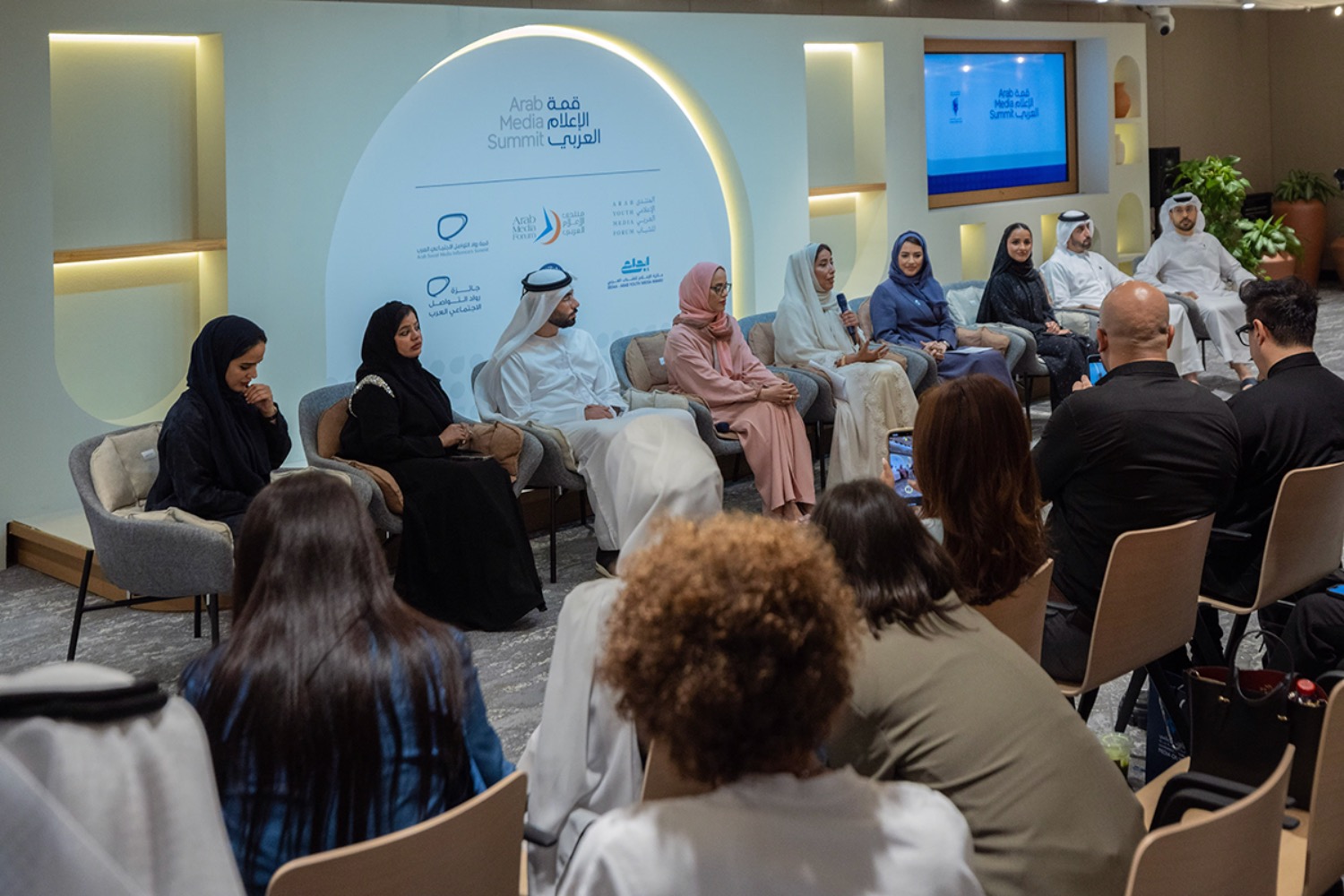 Arabischer Mediengipfel 2025: KI, Medieninnovation und Immobilienwachstum in Dubai | Die Geissens Real Estate | Luxus Immobilien mit Carmen und Robert Geiss – Die Geissens in Dubai